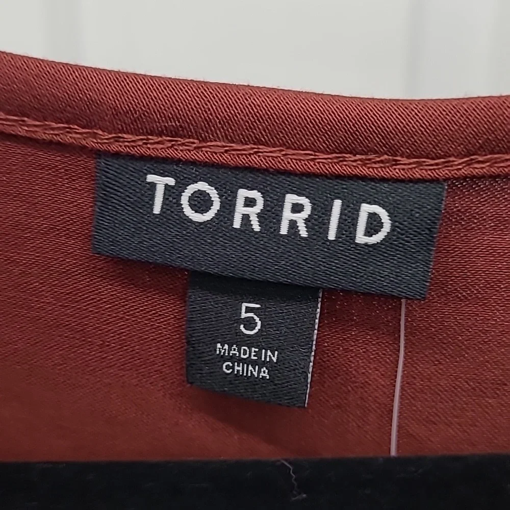 TORRID Sleeveless Pintuck Faux Button-Front Tunic Top - 5X - Picture 4 of 7